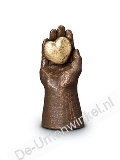 Mini beeld urn hand met hartje