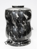Marmeren urn in gemeleerd zwart / wit met diverse fossielen